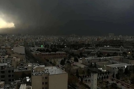 تصاویر آسمان تیره و تاریک تهران در این ساعات