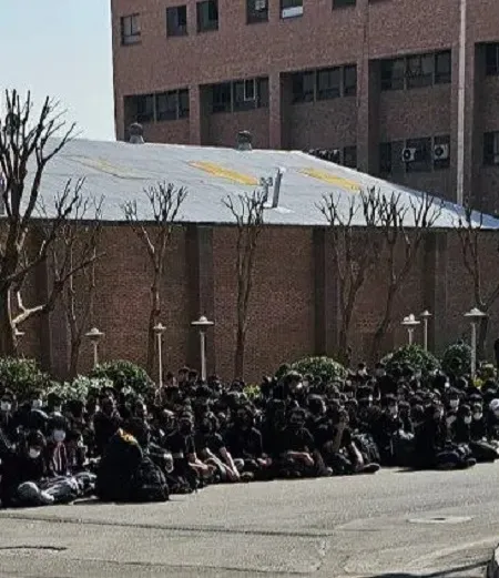 دومین روز تجمع دانشجویان در دانشگاه های تهران، شریف، بهشتی و علم و صنعت (عکس)