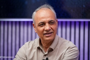 طعنه سنگین احمد زیدآبادی به فواد ایزدی/ اشتیاق تان برای وارد کردن کشور به جنگ با آمریکا جایی برای منطق باقی نگذاشته است