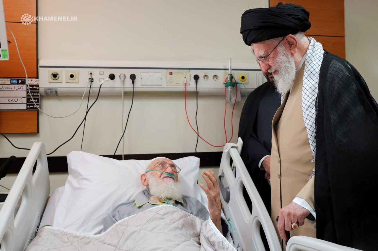 عیادت رهبر انقلاب از آیت‌الله نوری همدانی (عکس)