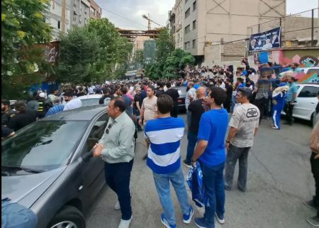 اجتماع بزرگ هواداران استقلال علیه مدیران باشگاه (عکس)