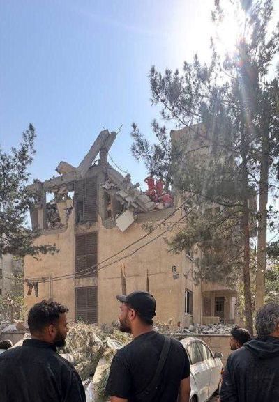 عکسی از منزل دکتر عبدالحمید مینوچهر که امروز به شهادت رسید