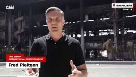 حضور خبرنگار CNN در ساختمان صداوسیما پس از بمباران /  پلیتگن: تلفن‌های رومیزی و چاپگرها ذوب شده + عکس