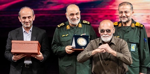 ژست خاص جمشید هاشم‌پور در کنار فرماندهان سپاه(عکس)