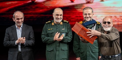 ژست خاص جمشید هاشم‌پور در کنار فرماندهان سپاه(عکس)