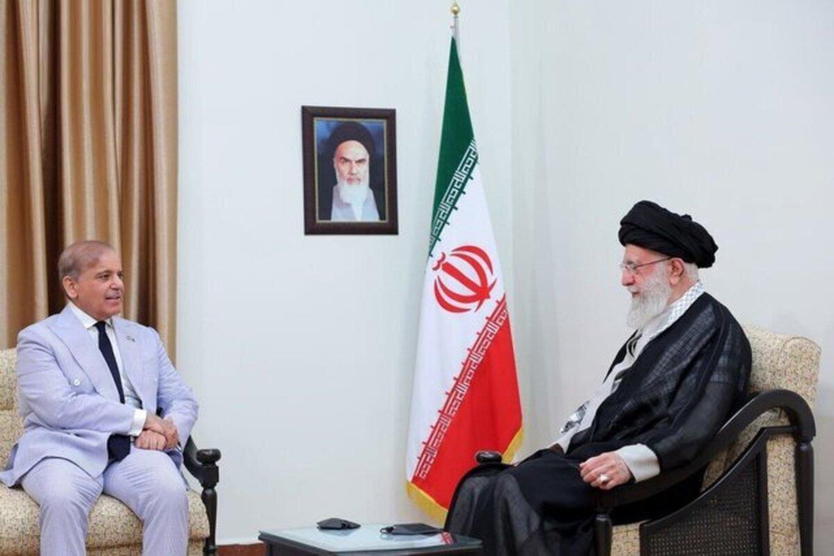 دیدار نخست وزیر پاکستان با مقام معظم رهبری (عکس)
