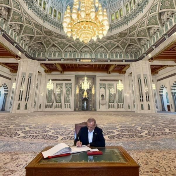تصویری خاص از پزشکیان در بازدید از مسجد سلطان قابوس مسقط 