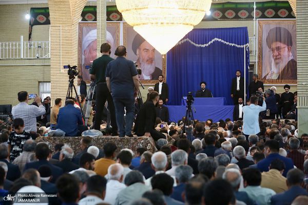 سید حسن خمینی: جمهوری اسلامی باید به جنگ محرومیت برود و نباید از توده‌های مردم جدا شود / گزارش تصویری حضور یادگار امام در روستای خیارج قزوین