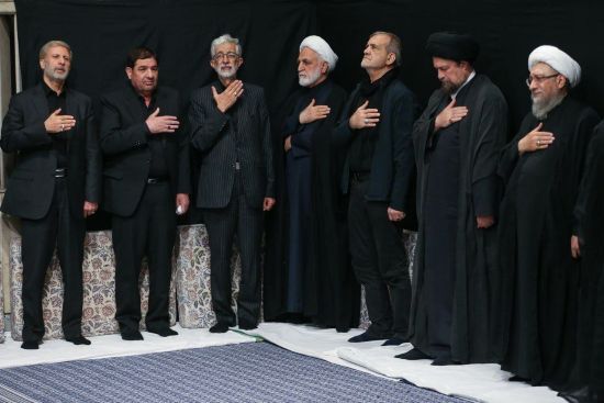 پزشکیان و سیدحسن خمینی در عزاداری محرم در بیت رهبری (عکس)