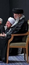 لحظه ورود رهبر انقلاب به مراسم عزاداری شب عاشورا / حاج محمود کریمی: آقا فرمودند اینو بخونم: در روح و جان من می‌مانی ای وطن .... (ویدئو)