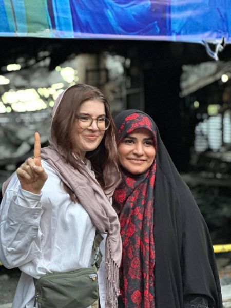 پوشش و ژست خبرنگار زن آمریکایی در کنار سحر امامی (عکس)