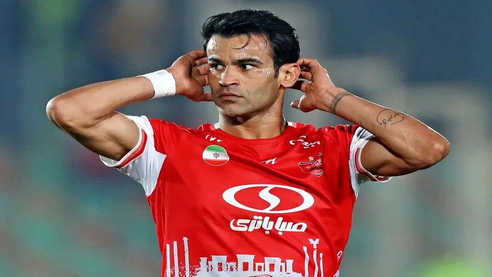 مهاجم مازاد پرسپولیس برای عقد قرارداد وارد باشگاه استقلال شد! 