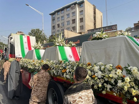 ماشین حامل پیکر کودکان شهید در میدان انقلاب تهران (عکس)