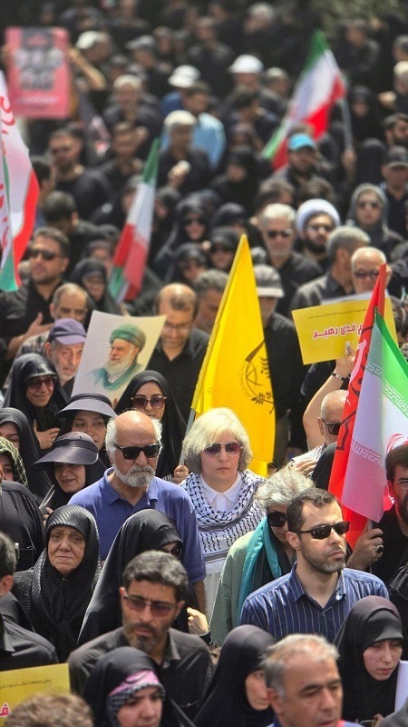 دو تصویر از پوشش متفاوت شرکت کنندگان در مراسم تشییع شهدای اقتدار (عکس)