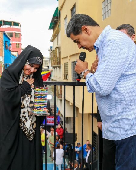 نیکلاس مادورو رئیس جمهور ونزوئلا به سحر امامی جایزه داد +عکس