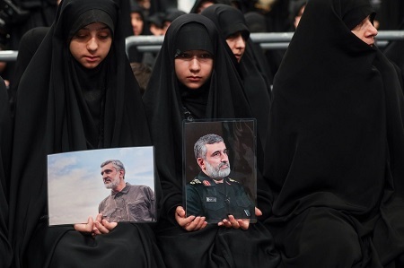 حاضران مراسم بزرگداشت شهدای جنگ تحمیلی اخیر در حضور رهبر انقلاب (تصاویر)