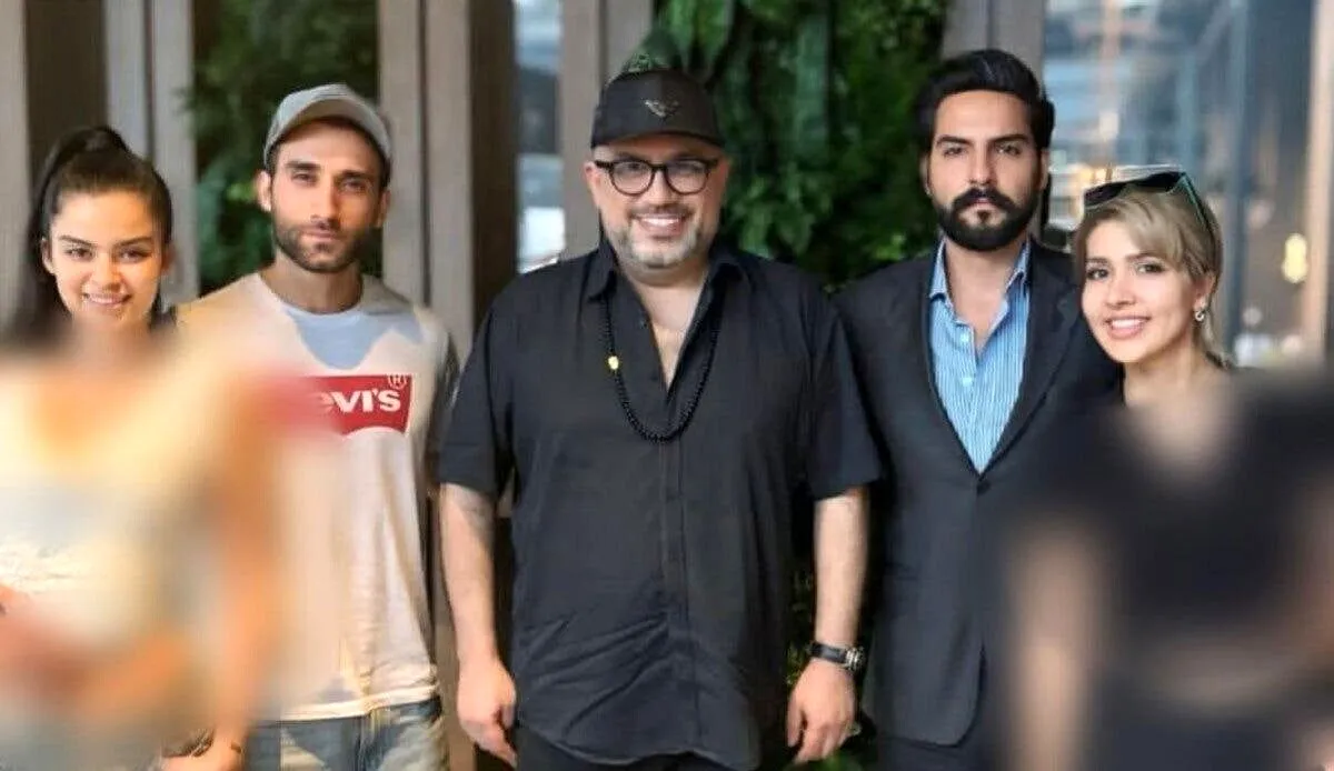 قابی جنجالی از مجری معروف در کنار شرکت کنندگان برنامه عشق ابدی! (عکس)