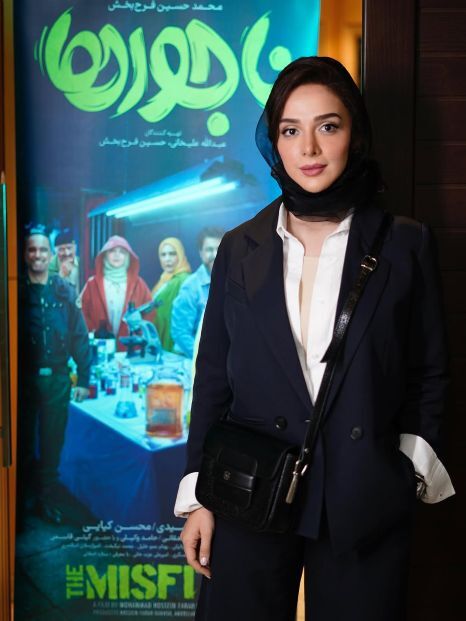 تیپ سیاه‌وسفید المیرا دهقانی در اکران یک فیلم (عکس)