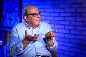 انتقاد عباس عبدی از سخنان برخی امامان جمعه : چرا به زبان داروغه حرف می زنید و همه چیز را گردن خدا می اندازید؟