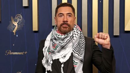 خاویر باردم روی فرش قرمز امی ۲۰۲۵ با چفیه از آزادی فلسطین گفت + عکس