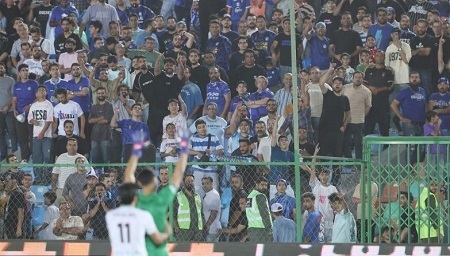 حرکت جنجالی پرسپولیسیِ سابق مقابل هواداران استقلال