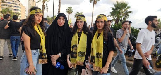 قاب آمنه سادات ذبیح پور با دختران بدون حجابِ طرفدار حزب الله لبنان: «این یعنی خون بر شمشیر پیروز است» (عکس)