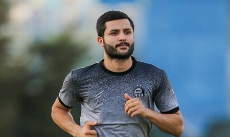 بازیکن مغضوب هواداران استقلال به بازی با شمس آذر رسید!