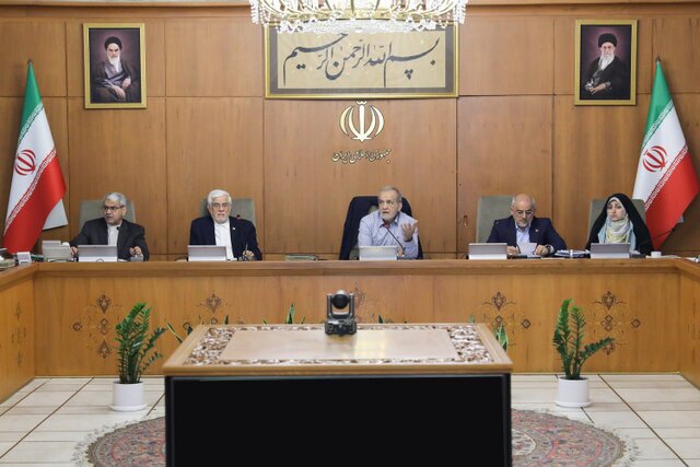 پزشکیان: هر مقرره‌ای که موجب فشار اقتصادی بر زندگی مردم شود، باید سریعا اصلاح شود