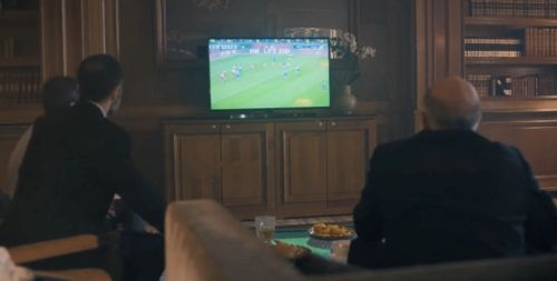 انعکاس پرسپولیسی بودن عراقچی و کری‌خوانی برای استقلالی‌ها در سریال سوئیسی معامله (The Deal) و در میانه مذاکرات برجام! + عکس