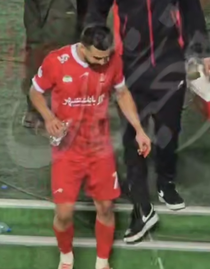 آب دهان سروش رفیعی مقابل هواداران معترض پرسپولیس! + عکس