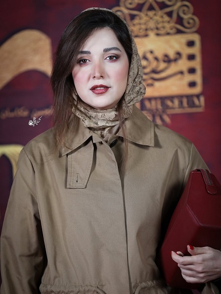 تیپ پاییزیِ روشنک گرامی به رنگ نسکافه‌ای