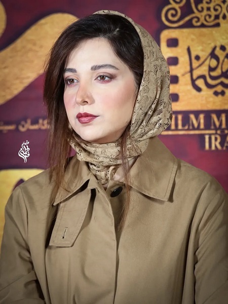 تیپ پاییزیِ روشنک گرامی به رنگ نسکافه‌ای