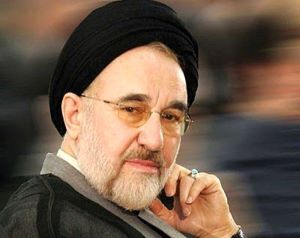 بانوی سالخورده یزدی خطاب به خاتمی: دست بده طبق فتوای آقای خمینی (ویدئو)