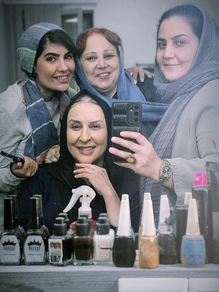 چهره بدون آرایش بهنوش بختیاری و مرجانه گلچین در پشت صحنه بامداد خمار (عکس) چهره بدون آرایش بهنوش بختیاری و مرجانه گلچین در پشت صحنه بامداد خمار (عکس)