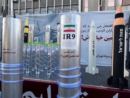 نمایش موشک و سانتریفیوژهای ایرانی در راهپیمایی ۱۳ آبان (عکس) نمایش موشک و سانتریفیوژهای ایرانی در راهپیمایی ۱۳ آبان (عکس)