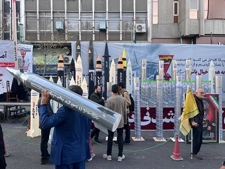 نمایش موشک و سانتریفیوژهای ایرانی در راهپیمایی ۱۳ آبان (عکس) نمایش موشک و سانتریفیوژهای ایرانی در راهپیمایی ۱۳ آبان (عکس)