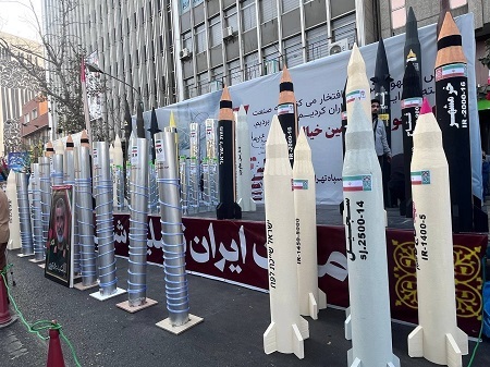 نمایش موشک و سانتریفیوژهای ایرانی در راهپیمایی ۱۳ آبان (عکس) نمایش موشک و سانتریفیوژهای ایرانی در راهپیمایی ۱۳ آبان (عکس)