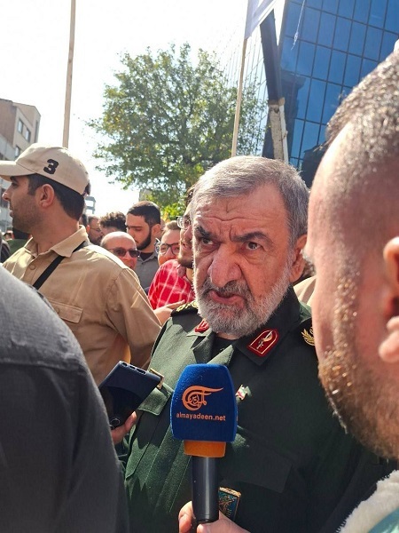 محسن رضایی با این لباس در راهپیمایی ۱۳ آبان شرکت کرد (عکس)