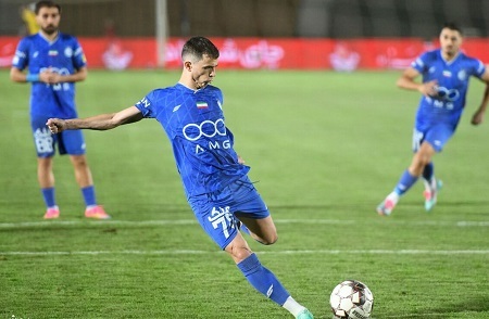 گروهی از هواداران پرسپولیس بر این باورند که پنالتیهای گرفته شده برای استقلال موجب صدرنشینی این تیم شده است. گروهی از هواداران پرسپولیس بر این باورند که پنالتیهای گرفته شده برای استقلال موجب صدرنشینی این تیم شده است.