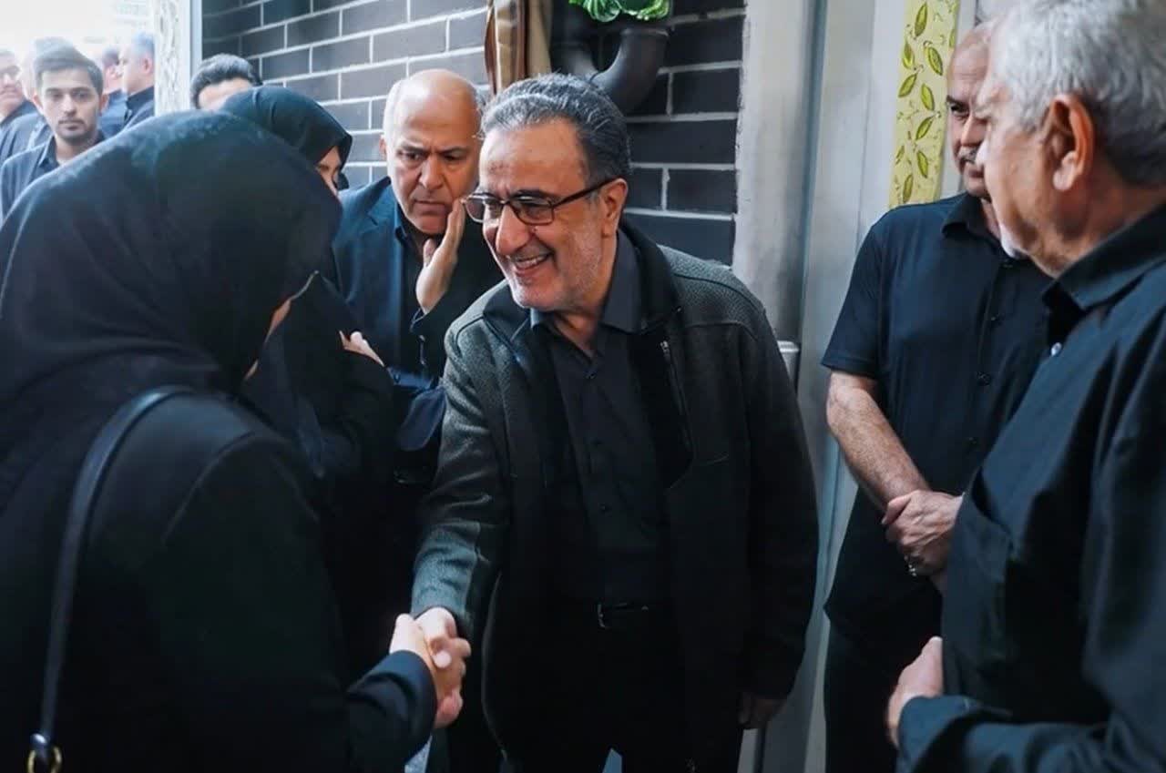 آذر منصوری با مصطفی تاجزاده دست داد!؟ (عکس) آذر منصوری با مصطفی تاجزاده دست داد!؟ (عکس)