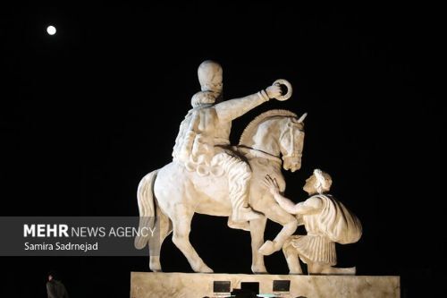 رونمایی از مجسمه شاپور دوم و شکست والرین در میدان انقلاب (عکس) رونمایی از مجسمه شاپور دوم و شکست والرین در میدان انقلاب (عکس)