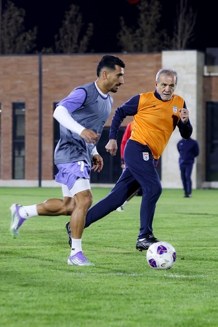 شوخی هواداران استقلال با این قاب پزشکیان در تمرین تیم ملی (عکس)