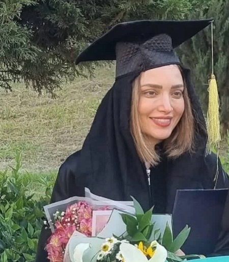 بهنوش طباطبایی همراه با بادیگارد در جشن فارغ التحصیلی دانشگاه! (عکس)