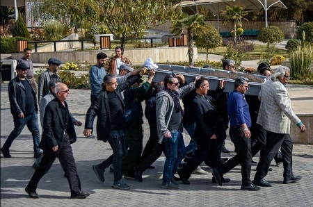 خاکسپاری همایون ارشادی با حضور هنرمندان (+عکس)