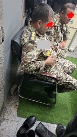 دستگیری دو متهم که از لباس ارتش در یک ایستگاه مترو با پرچم شیر و خورشید سوءاستفاده کرده بودند دستگیری دو متهم که از لباس ارتش در یک ایستگاه مترو با پرچم شیر و خورشید سوءاستفاده کرده بودند