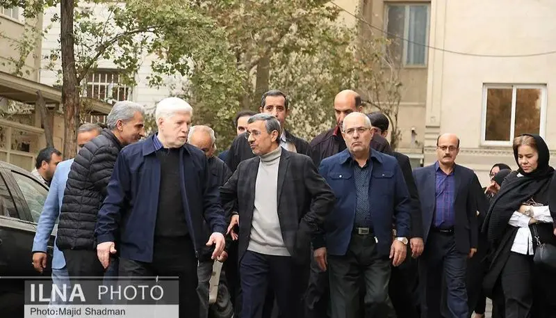 ظاهر غیرمنتظره محمود احمدینژاد در مراسم ختم خواهرش! (عکس) ظاهر غیرمنتظره محمود احمدینژاد در مراسم ختم خواهرش! (عکس)