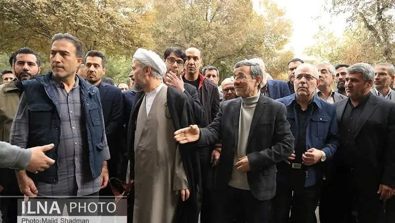 ظاهر غیرمنتظره محمود احمدینژاد در مراسم ختم خواهرش! (عکس) ظاهر غیرمنتظره محمود احمدینژاد در مراسم ختم خواهرش! (عکس)