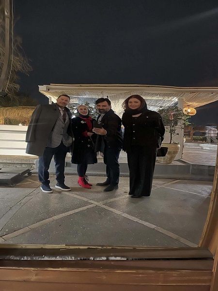 سلفی جدید «بابک انصاری» و همسرش؛ زوج هنری با استایل پاییزی و متفاوت (عکس)