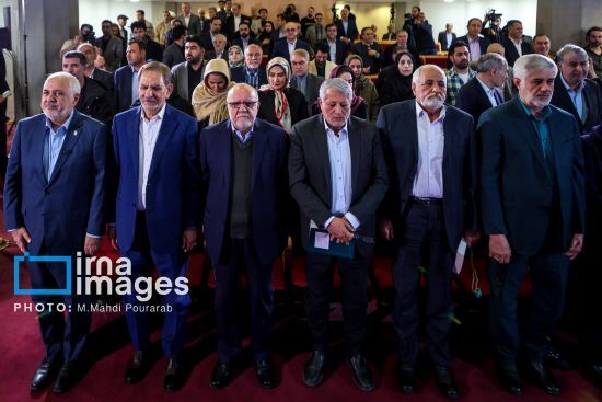 مراسم رونمایی از کتاب خاطرات جهانگیری با حضور ظریف، زنگنه، فرجی دانا و... (تصاویر) مراسم رونمایی از کتاب خاطرات جهانگیری با حضور ظریف، زنگنه، فرجی دانا و... (تصاویر)