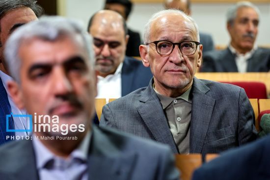 مراسم رونمایی از کتاب خاطرات جهانگیری با حضور ظریف، زنگنه، فرجی دانا و... (تصاویر) مراسم رونمایی از کتاب خاطرات جهانگیری با حضور ظریف، زنگنه، فرجی دانا و... (تصاویر)